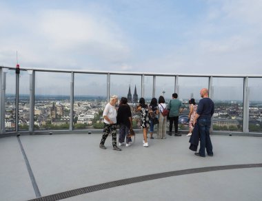 KOELN, GERMANY - CIRCA AĞUSTOS 2019: Koelnangle gökdeleninde gezen insanlar