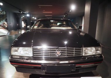 TURIN, İTALYA - CRCA Kasım 2019: Turin otomobil müzesinde klasik Cadillac Allante arabası