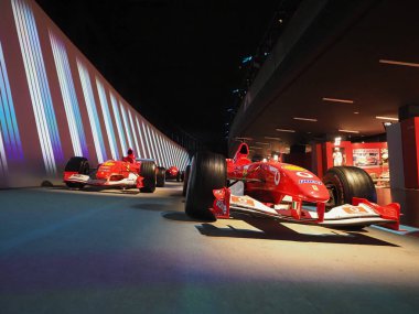 TURIN, İTALYA - CIRCA Kasım 2019: Turin otomobil müzesinde eski yarış arabaları