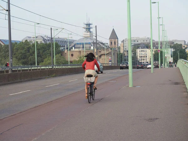 Köln Kirca August 2019 Frau Mit Fahrrad Der Innenstadt — Stockfoto