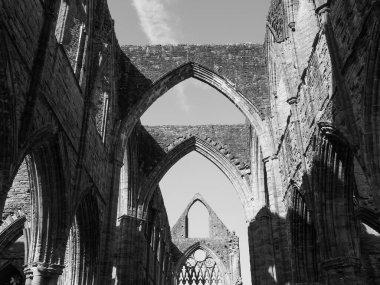 TINTERN, İngiltere - CIRCA SEPTEMBER 2019: Tintern Abbey (Galce Abaty Tyndyrn) harabeleri siyah beyaz