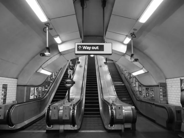 Лондон Великобритания Circa September 2019 Эскалаторы Лондонском Метро Черно Белом — стоковое фото
