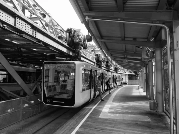 WUPPERTAL, GERMANY - CIRCA AUGust 2019: Wuppertaler Schwebebahn (anlamı Wuppertal Askılık Demiryolu) River Wupper üzerinde dünyanın en eski elektrikli demiryoludur.