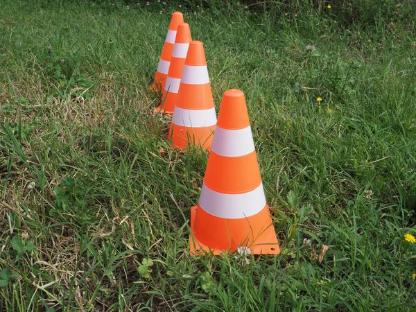 道路工事をマークする白とオレンジの交通コーン — ストック写真