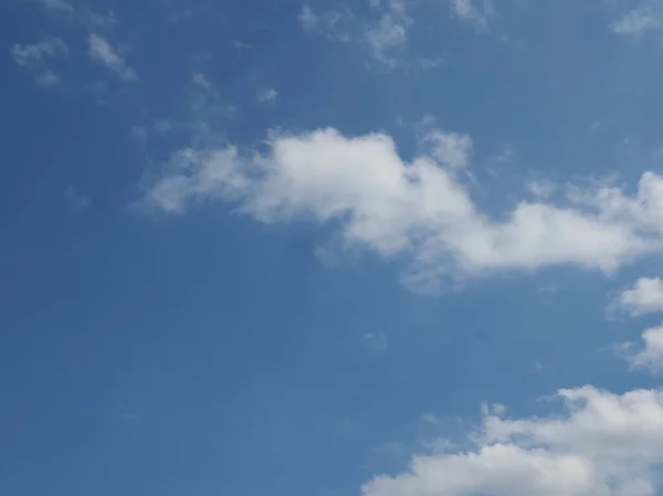 背景として役に立つ雲のある青空 — ストック写真