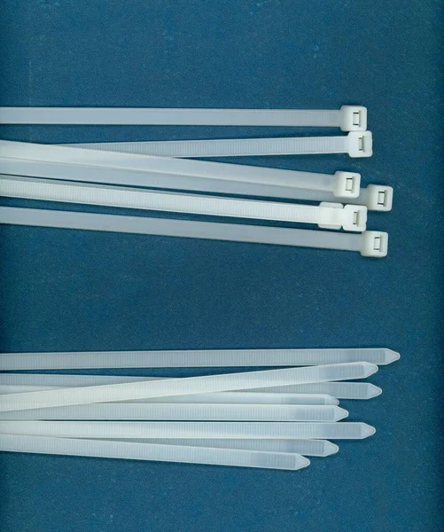 Weiße Elektrische Kabelbinder Auch Schlauchbinde Oder Reißverschlussbinde Genannt — Stockfoto