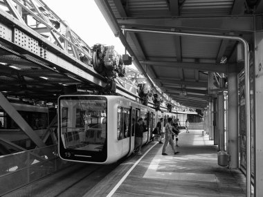 WUPPERTAL, GERMANY - CIRCA AUGust 2019: Wuppertaler Schwebebahn (anlamı Wuppertal Askılık Demiryolu) River Wupper üzerinde dünyanın en eski elektrikli demiryoludur.