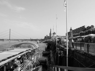 DUESSELDORF, GERMANY - CIRCA AĞUSTOS 2019: Altstadt 'taki Rhein Nehri kıyısında Rheinufermenade (eski kasaba)