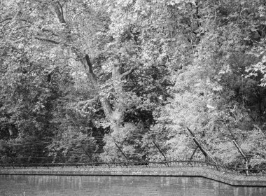 Londra, İngiltere - CRCA SEPTEMBER 2019 Buckingham Sarayı 'nın duvarına siyah beyaz dikenli teller