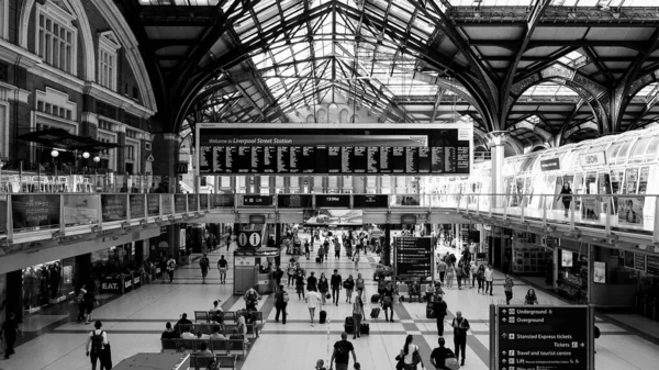 London Circa Σεπτεμβριοσ 2019 Ταξιδιώτες Στο Σταθμό Liverpool Street Ασπρόμαυρο — Φωτογραφία Αρχείου