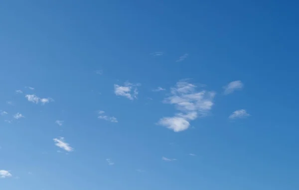 Блакитне Небо Декількома Хмарами Корисними Фон — стокове фото