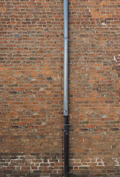 Canalón Para Recogida Agua Lluvia Sobre Pared Ladrillos Rojos — Foto de Stock