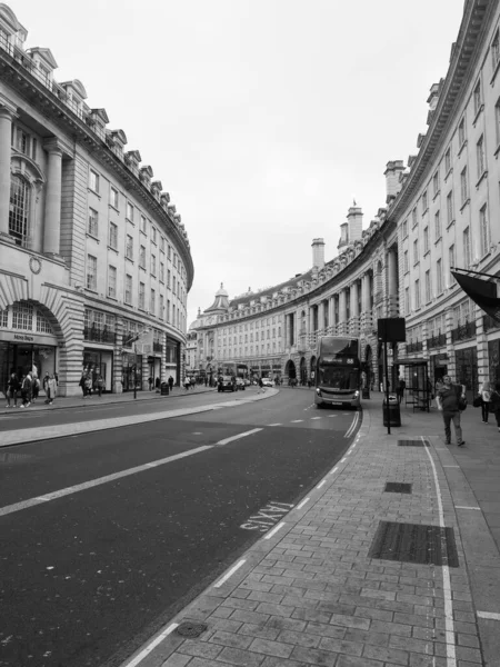 ロンドン イギリス Circa 9月2019 黒と白のリージェントストリート三日月の人々 — ストック写真