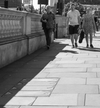 LONDON, UK - CIRCA EPTEMBER 2019: Siyah-beyaz şehir merkezinde insanlar