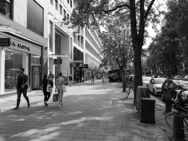 DUESSELDORF, GERMANY - CIRCA AĞUSTOS 2019: Koenigsallee ana caddesinde siyah beyaz insanlar