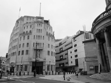 LONDON, UK - CIRCA SEPTEMBER 2019: BBC Yayın Merkezi Portland Place 'deki British Broadcasting Corporation' ın siyah-beyaz