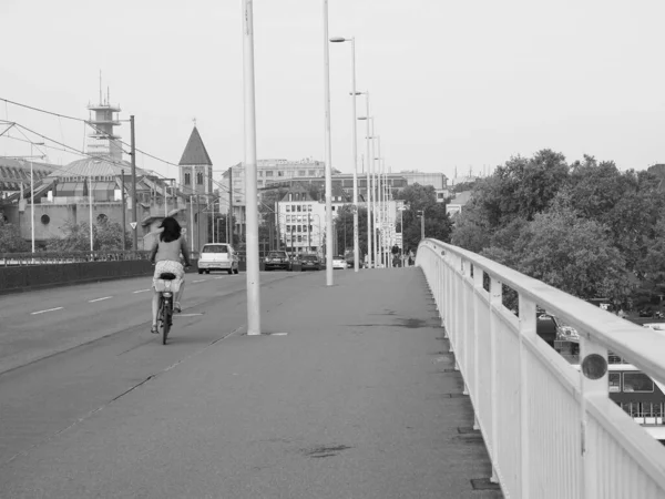 Koeln Německo Circa August 2019 Žena Kole Centru Města Černobílém — Stock fotografie