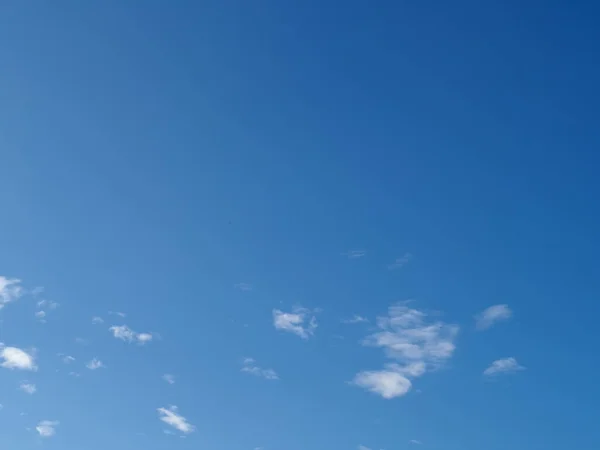 Céu Azul Com Algumas Nuvens Úteis Como Fundo — Fotografia de Stock