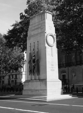 LONDON, İngiltere - CIRCA EPTEMBER 2019: Siyah-beyaz tüm savaşların ölümlerini anmak için Cenotaph Savaşı Anıtı