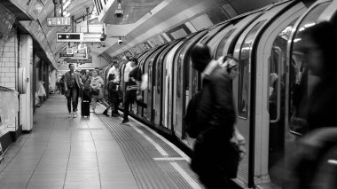 LONDON, İngiltere - CRCA SEPTEMBER 2019: Siyah beyaz Oxford Circus metro istasyonu platformu
