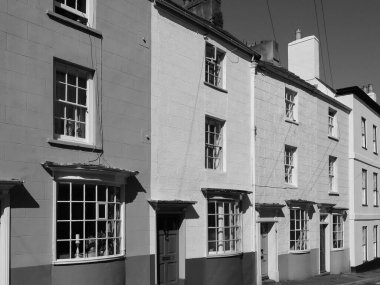 CHEPSTOW, İngiltere - CIRCA EPTEMBER 2019: Köprü Sokağı siyah beyaz renkli evler