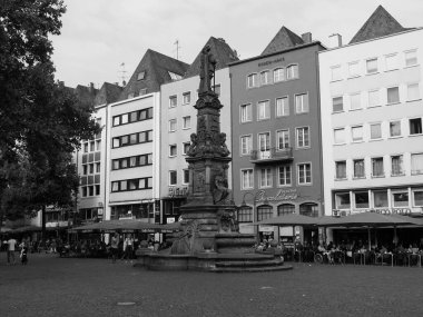 KOELN, GERMANY - CIRCA AUGust 2019: Altstadt 'taki (eski kasaba) Alter Markt (eski pazar) tarihi meydanı, şimdi siyah beyaz barlar ve barlar ile gece hayatının merkezidir.