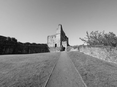 CHEPSTOW, İngiltere - CIRCA SEPTEMBER 2019: Chepstow Kalesi kalıntıları (Galce Castell Cas-gwent in Welsh) siyah beyaz