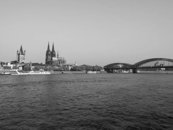 Koeln Germany Circa 8月2019 黒と白の川から都市のスカイラインの景色 — ストック写真