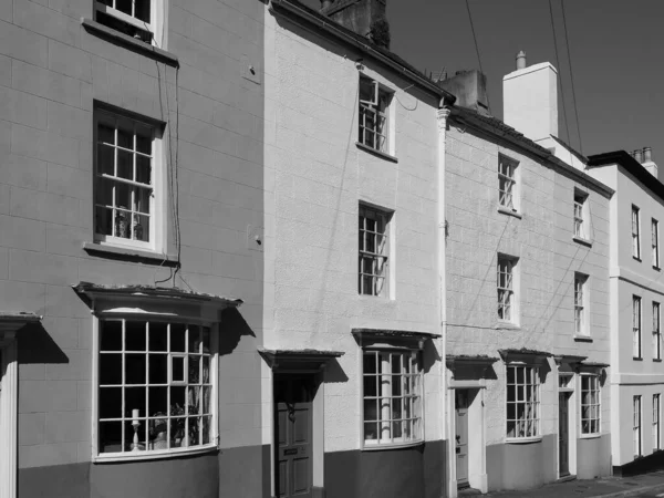 CHEPSTOW, İngiltere - CIRCA EPTEMBER 2019: Köprü Sokağı siyah beyaz renkli evler