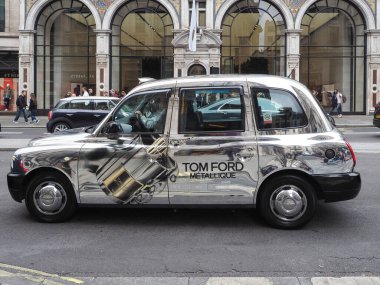 LONDON, İngiltere - CRCA SEPTEMBER 2019: Tom Ford metalik araba