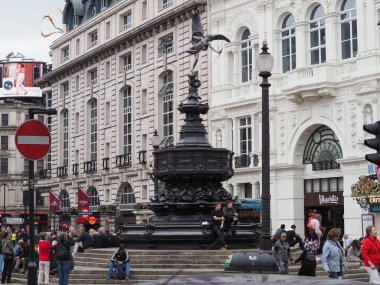 LONDON, UK - CRCA EPTEMBER 2019: Anteros heykeli ile Piccadilly Circus