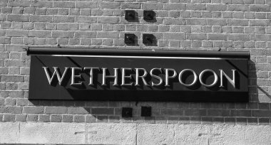 CHEPSTOW, İngiltere - CIRCA EPTEBERİ 2019: Wetherspoon Pub tabelası siyah beyaz