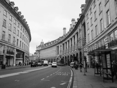 LONDON, İngiltere - CIRCA EPTEMBER 2019: Regent Caddesi 'ndeki insanlar siyah beyaz hilal