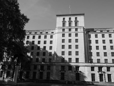 LONDON, UK - CIRCA SEPTEMBER 2019: Siyah-beyaz olarak bilinen Savunma Bakanlığı Ana Binası (MOD Whitehall Gardens Binası)