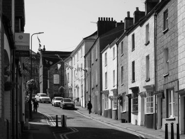 CHEPSTOW, İngiltere - CIRCA EPTEMBER 2019: Köprü Sokağı siyah beyaz renkli evler