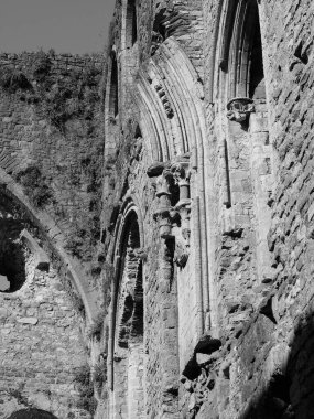 CHEPSTOW, İngiltere - CIRCA SEPTEMBER 2019: Chepstow Kalesi kalıntıları (Galce Castell Cas-gwent in Welsh) siyah beyaz
