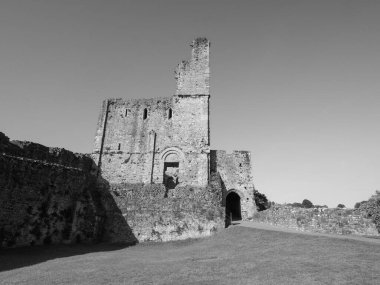 CHEPSTOW, İngiltere - CIRCA SEPTEMBER 2019: Chepstow Kalesi kalıntıları (Galce Castell Cas-gwent in Welsh) siyah beyaz