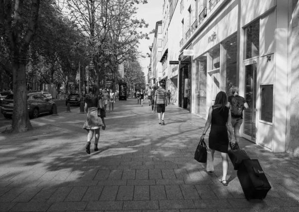 Duesseldorf Γερμανία Circa Αυγουστοσ 2019 Άνθρωποι Στο Koenigsallee High Street — Φωτογραφία Αρχείου