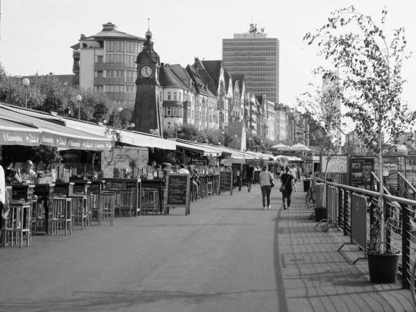 Düsseldorf Kirchenaugust 2019 Menschen Auf Der Rheinuferpromenade Der Altstadt Schwarz — Stockfoto