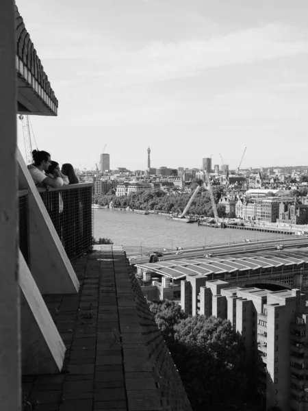 ロンドン イギリス Circa 2019年9月 ブラック ホワイトのサウスバンク発電所のテート モダンアートギャラリーからの眺め — ストック写真