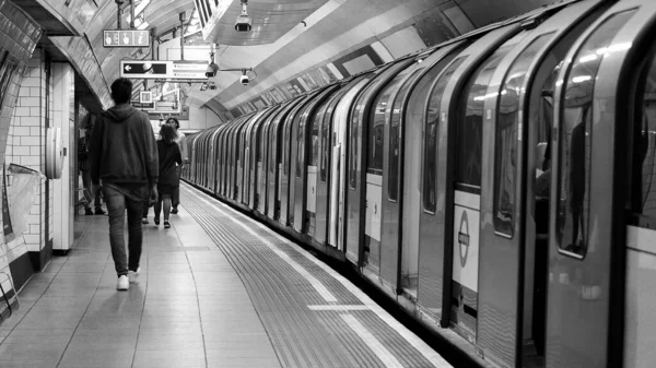 Лондон Великобритания Circa September 2019 Oxford Circus Tube Station Platform — стоковое фото