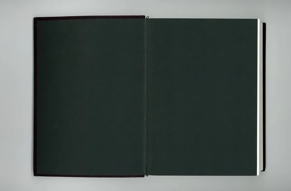 背景として役に立つ空白のページを持つ黒い本 — ストック写真