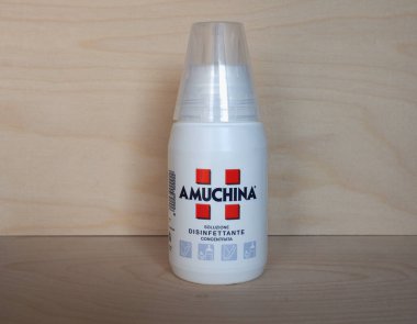 ROME, ITALY - CRCA HAZİRAN 2020: Amuchina el dezenfektanı jeli