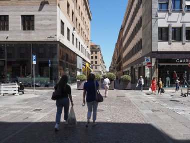 TURIN, İTALYA - CRCA HAZİRAN 2020: Via Lagrange Caddesi 'ndeki İnsanlar