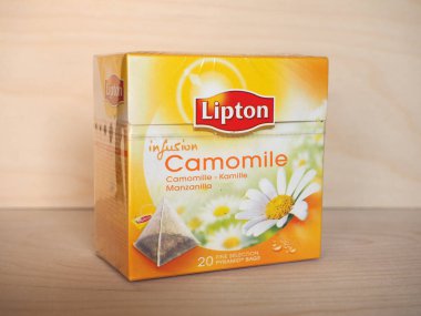 LONDON, UK - CRCA HAZİRAN 2020: Lipton Camomile infüzyon kutusu
