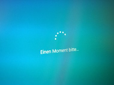 BERLIN, ABD - CIRCA JUNE 2020: Yeni Windows 10 sürüm 2004 kurulum, einen Moment bitte (çeviri 1 dakika lütfen) iletisi