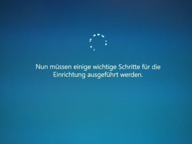 BERLIN, ABD - CIRCA HAZİRAN 2020: Windows 10 kurulumu (kurulum için çeviri önemli adımlar yapılmalıdır)