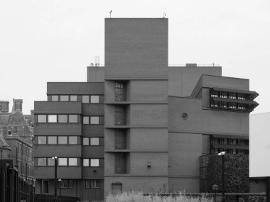 LONDON, İngiltere - CIRCA SEPTEMBER 2019: İngiliz Kütüphanesi, Birleşik Krallık ulusal kütüphanesi siyah beyaz