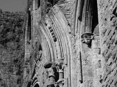 CHEPSTOW, İngiltere - CIRCA SEPTEMBER 2019: Chepstow Kalesi kalıntıları (Galce Castell Cas-gwent in Welsh) siyah beyaz