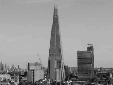 LONDON, İngiltere - CIRCA SEPTEMBER 2019: İtalyan mimar Renzo Piano tarafından tasarlanan Çömlek Gökdelen, siyah ve beyaz olarak kentteki en yüksek binadır